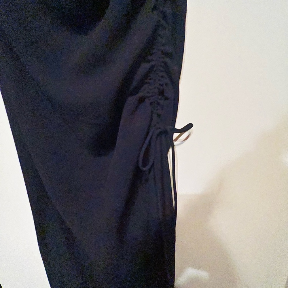 Elegant black dress. An absolute essential. Thick fabric. - Picture 3 of 5